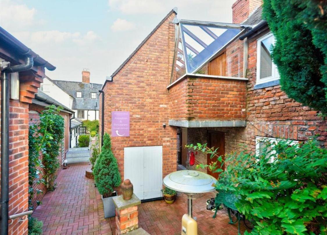 Sebastians Hotel Oswestry Buitenkant foto